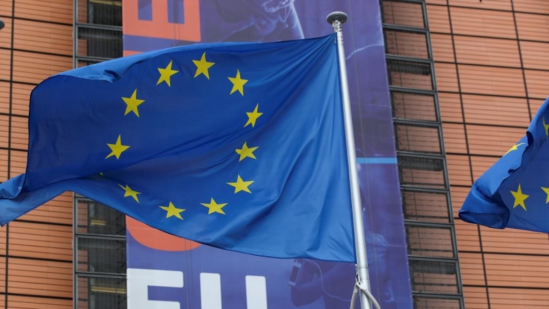 Bandera de la UE en el exterior de la sede de la Comisión Europea, en Bruselas. REUTERS/Yves Herman