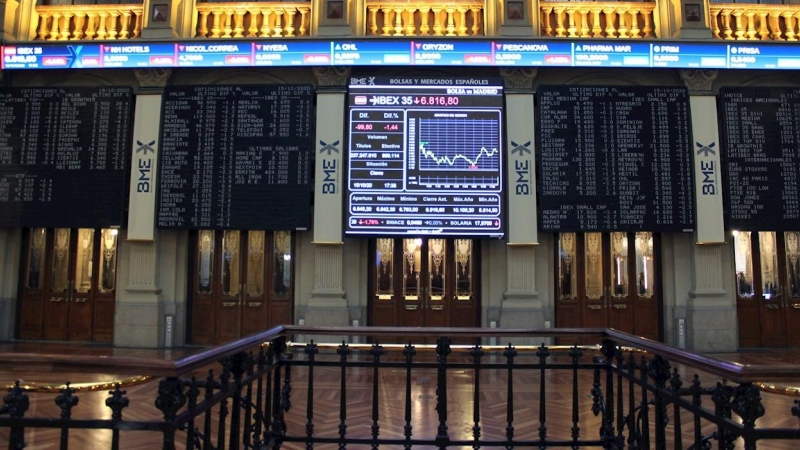 Una pantalla muestra la cotización del IBEX 35 en el interior de la Bolsa de Madrid. EFE/ Ana Bornay