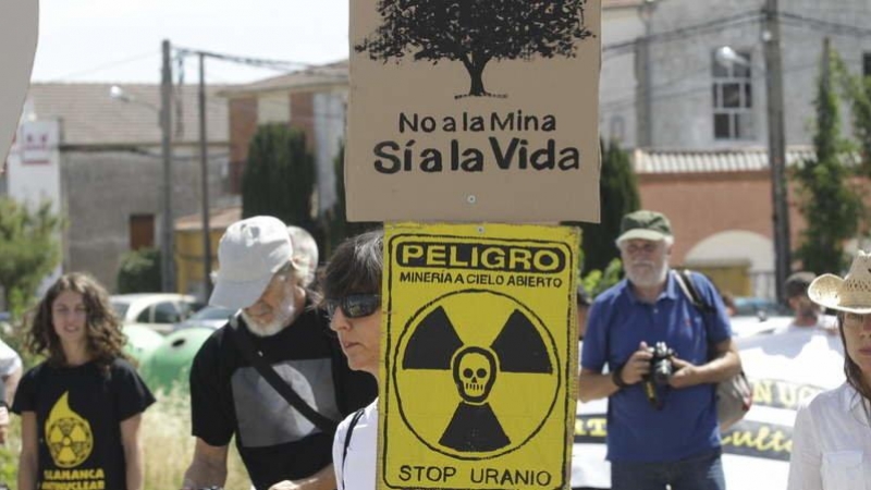 Protesta convocada por la plataforma Stop Uranio para pedir que la multinacional Berkeley abandone su proyecto de construir en el entorno del municipio salmantino de Retortillo la que sería única mina de uranio abierta en Europa. EFE/Archivo