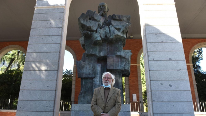 El escultor Pepe Noja ante la escultura dedicada a Largo Caballero este viernes en Madrid.- FERNANDO SÁNCHEZ