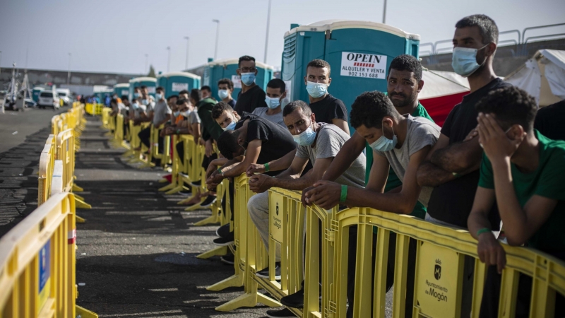 Más de 300 migrantes marroquiés esperan en el muelle de Arguineguín, Gran Canaria, a que haya una plaza libre en el colapsado sistema de acogida de Canarias. Algunos llevan cinco días en el puerto.- JAIRO VARGAS