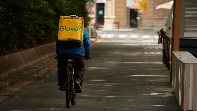 Un repartidor de Glovo circula por una calle de Pamplona, en Navarra, (España), a 11 de octubre de 2020. EUROPA PRESS/Eduardo Parra