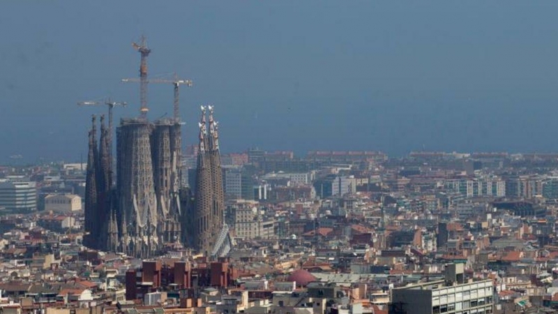 Vista de la ciudad de Barcelona durante un episodio de alta contaminación por partículas. EFE/ Quique García/Archivo