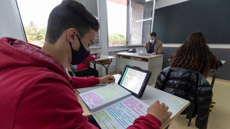 Un alumno de secundaria utiliza una tablet en clase del colegio Reina Sofía de Totana. /EFE /Marcial Guillén