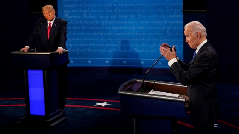 Joe Biden responde a una pregunta mientras el presidente Donald Trump escucha durante el segundo y último debate presidencial en el Curb Event Center de la Universidad de Belmont en Nashville. Morry Gash / Pool / REUTERS