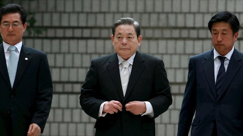 El ex presidente del Grupo Samsung, Lee Kun-Hee (C), llega al tribunal de distrito de Seúl. Samsung anunció que Lee Kun-hee murió el 25 de octubre, a los 78 años, luego de estar hospitalizado durante seis años. EFE / EPA / JEON HEON-KYUN