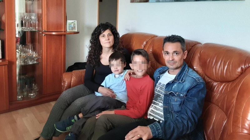 La familia de José Antonio Domínguez, a quienes han denegado la prestación por el cuidado de su hijo de cinco años que padece una enfermedad grave.- CEDIDA