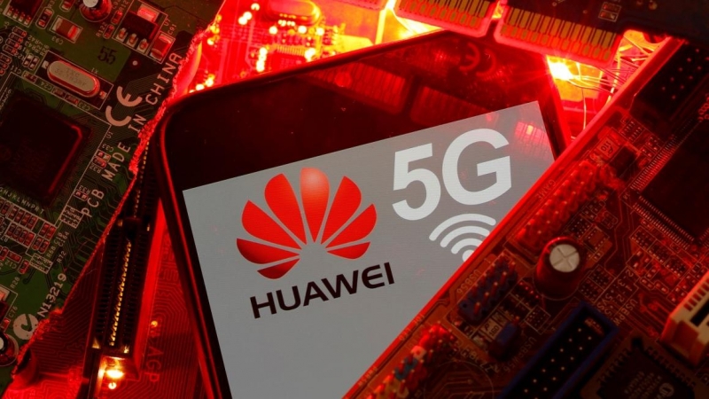 Un teléfono con el logotipo de Huawei y 5G en la placa base de una PC. REUTERS / Dado Ruvic / Archivo