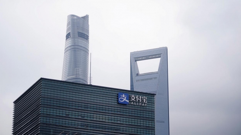 El logo de Alipay, en lo alto de su edificio de oficinas de Shanghai. REUTERS/Aly Song