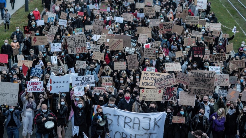 Protesta contra la imposición de nuevas restricciones a la ley del aborto, en Lodz.