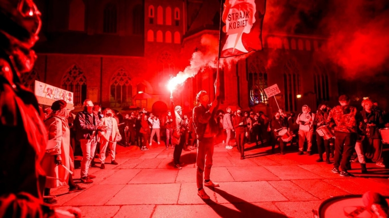 Manifestación frente a la Catedral de San Juan Bautista en Wroclaw.