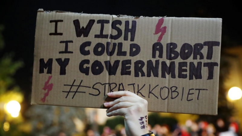 El cartel pone 'Ojalá pudiera abortar mi Gobierno'. Imagen de una manifestación en Varsovia.