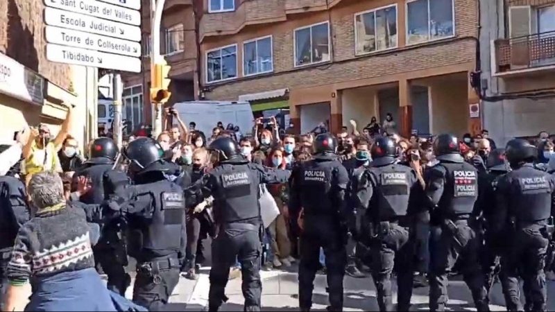 Agentes de la Policía desalojan la Casa Buenos Aires.