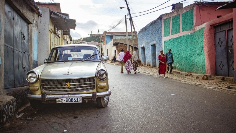 Imagen de un Peugeot de los años 70 del siglo XX, utilizados como taxis en Harar, Etiopía