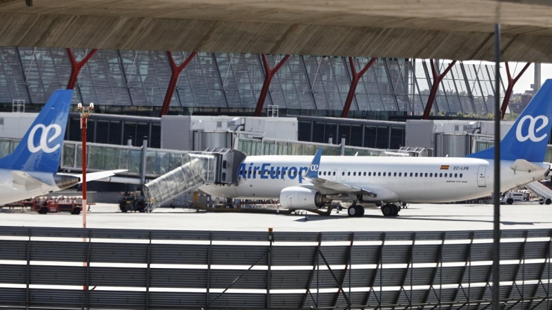 Aviones de Air Europa en la pista de aterrizaje de la Terminal T4 del aeropuerto Adolfo Suárez Madrid-Barajas, en Madrid. E.P./Jesús Hellín