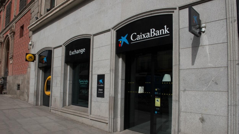 Una oficina de CaixaBank en el centro de Madrid. E.P./Joaquin Corchero