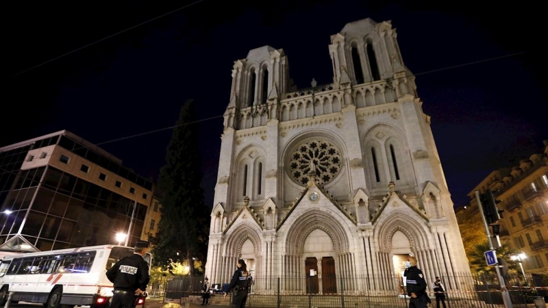 Agentes de la policía francesa aseguran la calle cerca de la entrada de la iglesia Basílica de Notre Dame en Niza, tras el atentado.