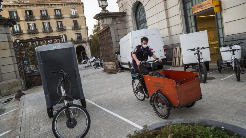 Un repartidor torna amb el seu tricicle al 'microhub`' d Van a Pedal, ubicat a l'Estació de França de Barcelona.