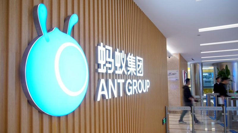 El logo de la financiera Ant Group, una filial del gigante chino del comercio online Alibaba, en su sede en la localidad de Hangzhou, en la provincia china de Zhejiang.