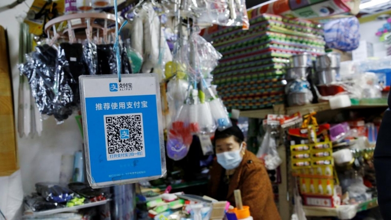 Un codigo QR del sistema de pago digital Alipay, de  Ant Group (una filial del gigante chino del comercio online Alibaba), en un comercio en Pekín. REUTERS/Tingshu Wang