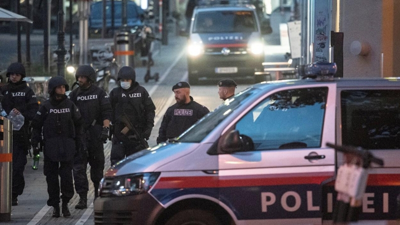 La policía austriaca se reúne después de los primeros tiroteos en un atentado en Viena.