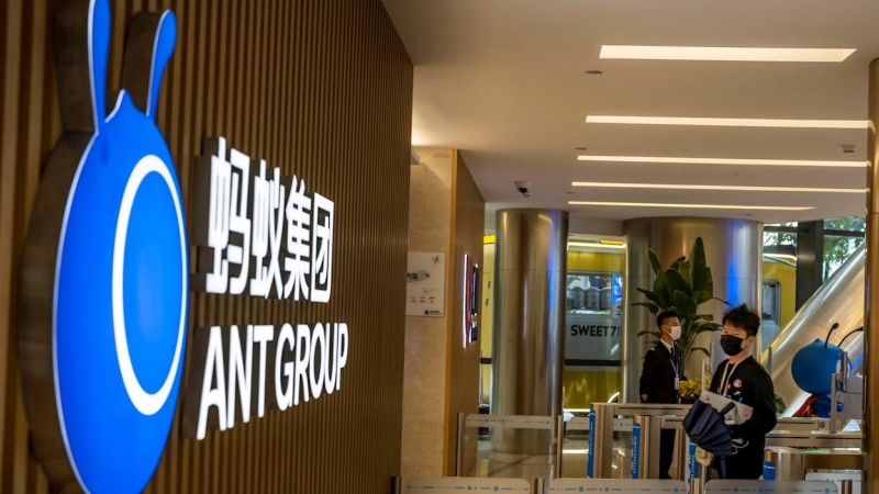 El logo de Ant Group a la entrada de su sede en  la ciudad china de Hangzhou. EFE/EPA/ALEX PLAVEVSKI