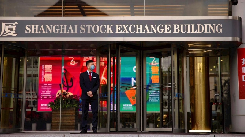 Un hombre en la entrada del edificio de la Bolsa de Shanghai. EFE/EPA/ALEX PLAVEVSKI