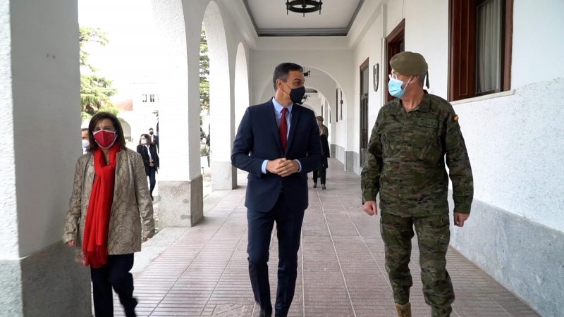 Sánchez y Robles visitan la Unidad de Vigilancia Epidemiológica del Ejército de Tierra