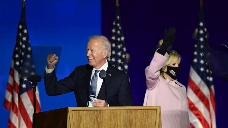 El candidato demócrata Joe Biden durante su alocución en la noche electoral en su cuartel general en Delaware.