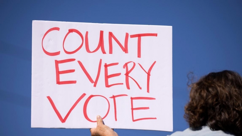 Un manifestante con un cartel que pide el contar todo los votos en Poway, California, EE. UU., El 4 de noviembre de 2020.