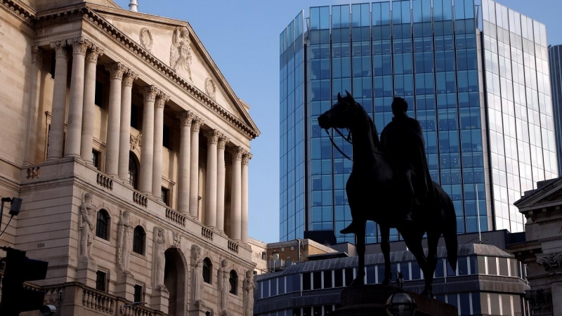 Vista del edificio del Banco de Inglaterra (izq.) en la City de Londres. REUTERS/John Sibley