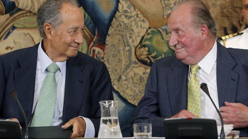 Imagen de julio de 2013, del rey JUan Carlos con el entonces presidente de OHL Juan Miguel Villar Mir, durante una reunión del patronato de la Fundación Cotec.