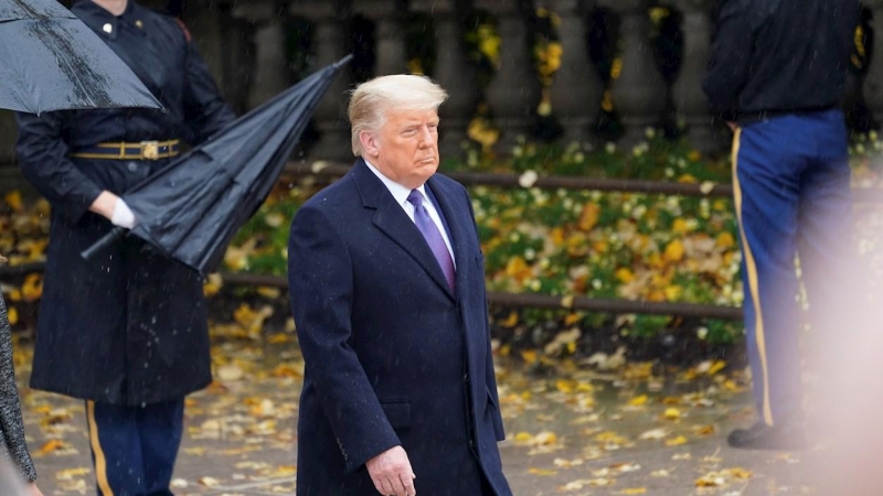 El presidente de los EEUU, Donald J. Trump, después de que él y la primera dama Melania Trump participaron en la celebración del Día Nacional de los Veteranos.