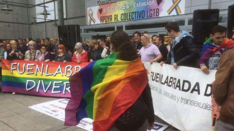 Fotografía de archivo de la protesta ante el centro comercial de Fuenlabrada por la expulsión de los dos homosexuales en 2017.