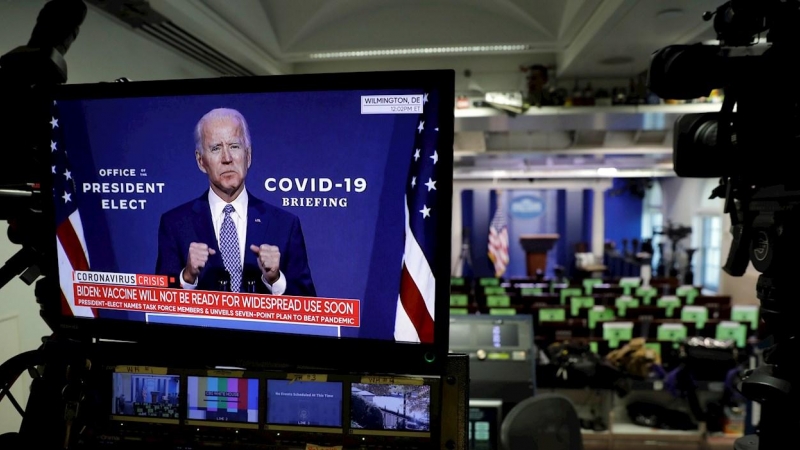 Una cámara de televisión enfoca al presidente electo Joe Biden durante su discurso el pasado día 9.