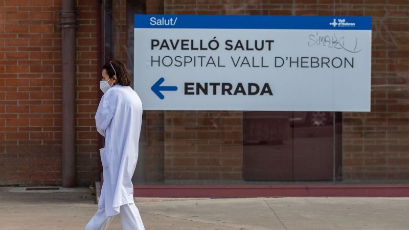 12/11/2020.- Una sanitaria en la entrada del hospital Vall d'Hebron de Barcelona.