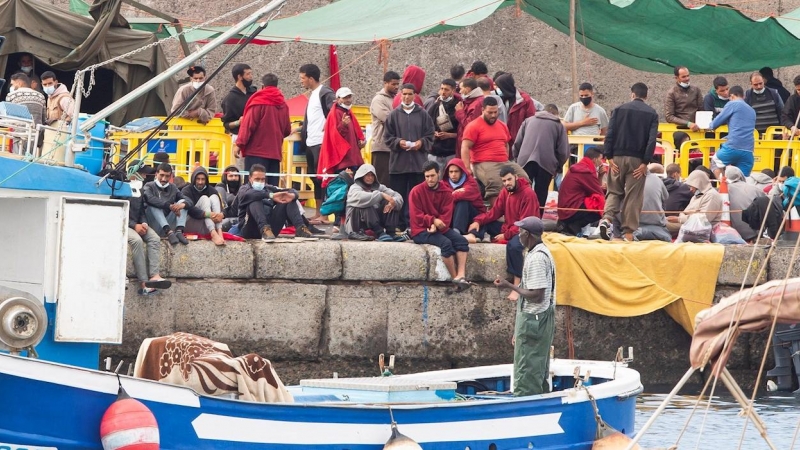 Salvamento Marítimo desembarca este jueves en Arguineguín (Gran Canaria) a 81 personas rescatadas de una patera y un cayuco. - EFE