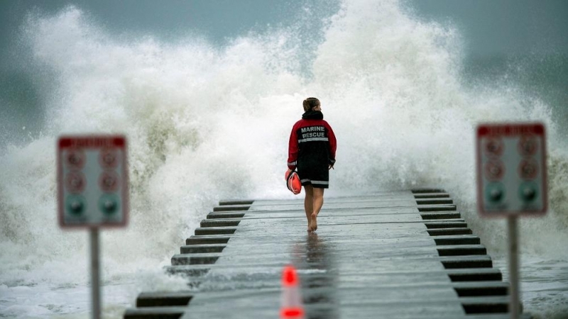 Un guardacostas vigila el muelle de Florida durante una de las tormentas originadas por Eta.