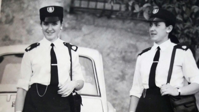 Delfina Tapia y su hermana Lola el día de su incorporación a la Policía Local de Córdoba, el 27 de abril de 1970. - EFE