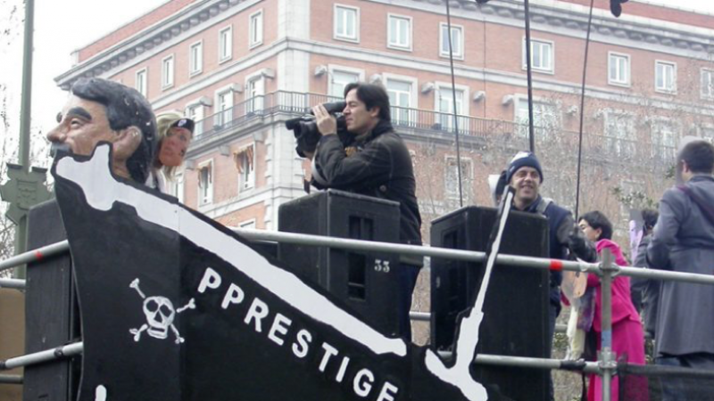 El barco de Nunca Máis en la manifestación de Madrid el 23 de febrero de 2003.