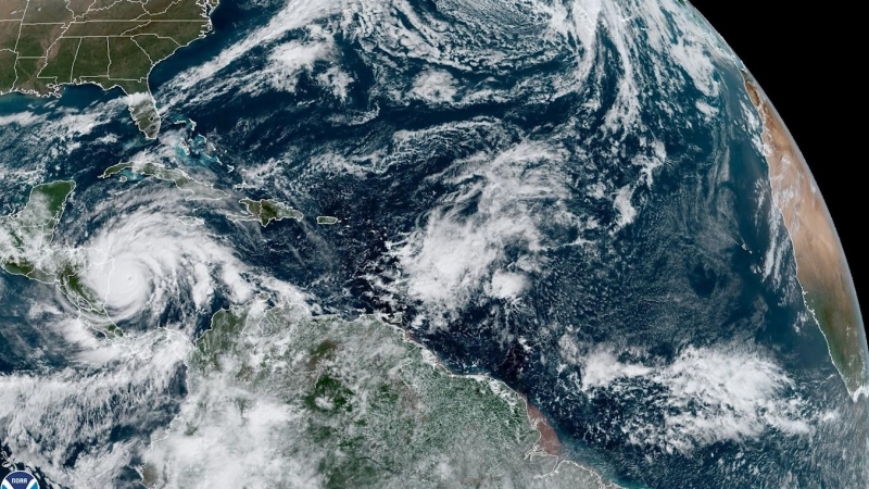 Fotografía satelital cedida por la Oficina Nacional de Administración Oceánica y Atmosférica (NOAA) por vía del Centro Nacional de Huracanes (NHC) donde se muestra la localización del huracán Iota a las 10:00 hora local (15:00 GMT).