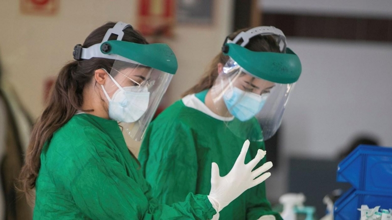 19/11/2020.- Sanitarios del Hospital Clínico Lozano Blesa de Zaragoza se equipan para atender la sala de recepción de pacientes con síntomas covid en Urgencias.