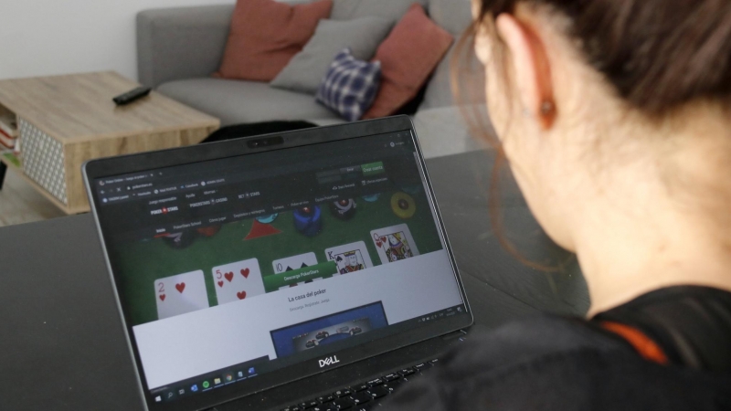 Una dona visita una pàgina web de poker en línia durant el confinament.