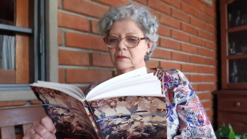 Inés leyendo el Informe CONADEP (Comisión Nacional sobre la Desaparición de Personas). - Dani del Río