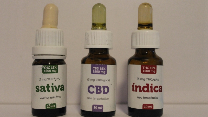 Botes con aceites de cannabis medicinal. - Cedida