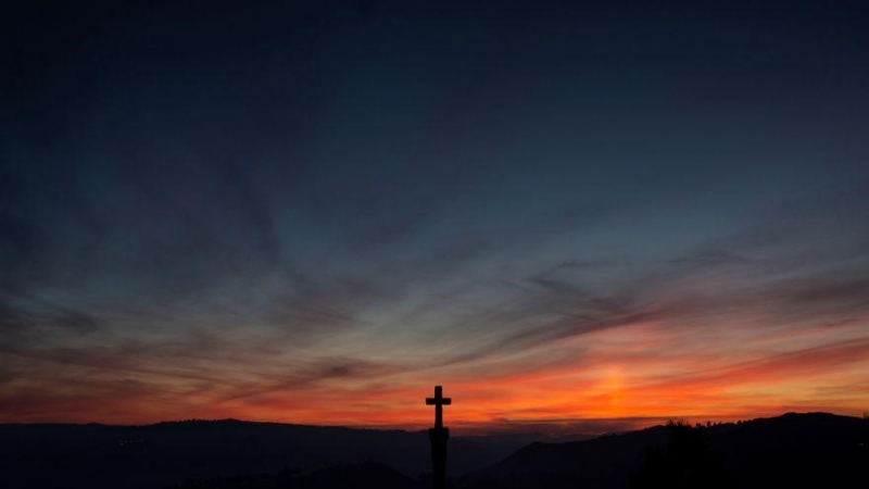 Silueta de un 'cruceiro' durante la puesta de sol en la ciudad gallega de Ourense.