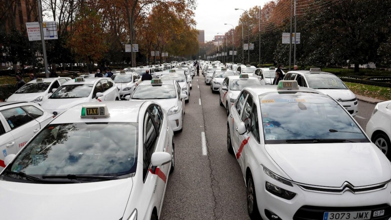Cientos de taxis han congestionado la mañana de este miércoles la plaza de Colón hasta el Palacio de Cibeles para exigir al alcalde de Madrid, José Luis Martínez-Almeida, que escuche sus demandas.