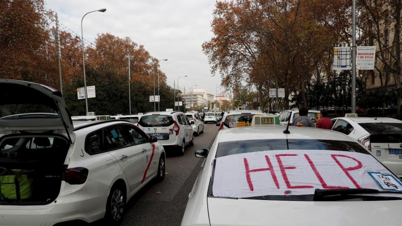 La Federación Profesional del Taxi de Madrid (FPTM), la Asociación Gremial del Taxi de Madrid y la Asociación Élite Taxi Madrid han convocado una 'marcha pacífica' que se ha iniciado en la plaza de Colón y que ha llegado hasta el propio Ayuntamiento de Ma
