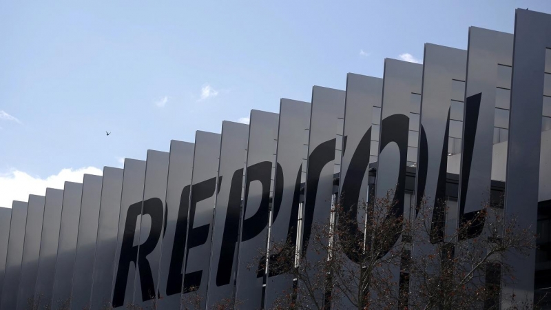 Detalle de la fachada de la sede de Repsol, en Madrid, con el nombre de la petrolera. REUTERS/Juan Medina