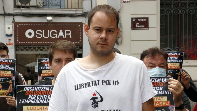 El raper lleidatà Pablo Rivadulla, conegut artísticament com a Pablo Hasel, després d'una roda de premsa a Lleida.